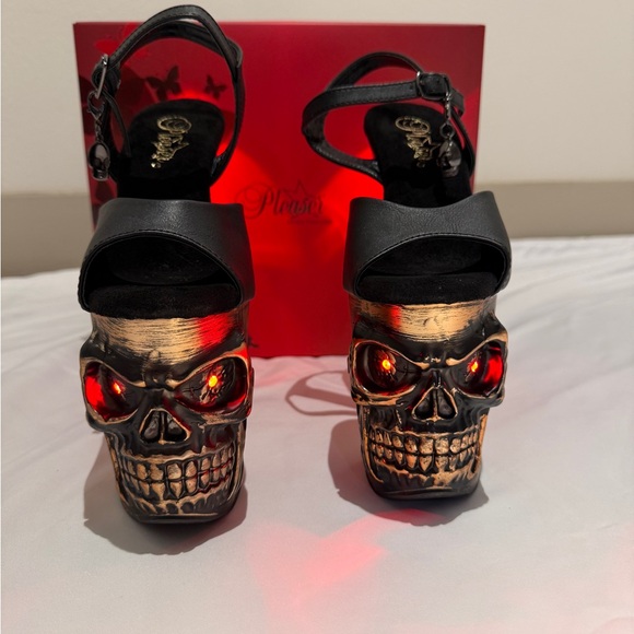 Gold light up skull heels - Picture 3 of 3